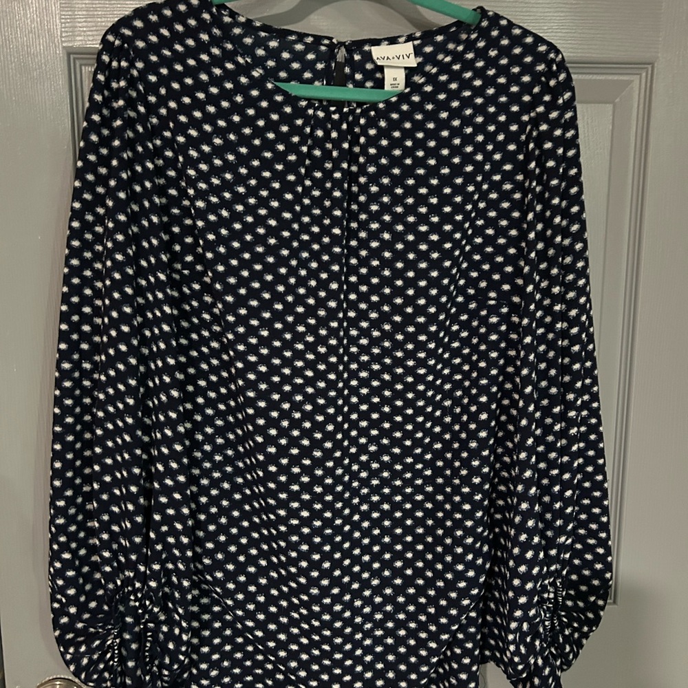 Beautiful Navy Blue and White blouse. 1x
